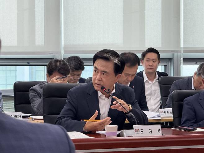 김태흠 충남지사가 제78차 실국원장회의에서 보고 내용을 듣고 있다. /사진=오현민 기자