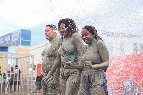 20일 충남 보령 대천해수욕장에서 열린 보령 머드축제에 참가한 외국인 관광객들이 진흙을 뒤집어쓰고 즐거운 시간을 보내고 있다. 김주형 기자 kjh2667_@cctoday.co.kr