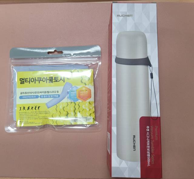 충주시가 폭염 속 어르신들의 안전을 위해 지급한 모자, 쿨토시, 쿨스카프, 보냉병 등 폭염 대비 물품. 노인일자리사업 참여 어르신들이 야외 근무 시 온열질환을 예방하도록 현장에 배부했다. 사진=충주시 제공