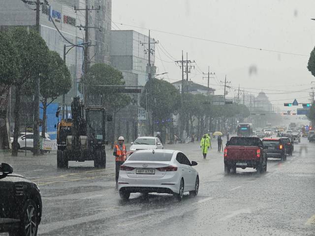 충주시 도심 침수 예방을 위한 관로 공사 구간 인근에서 차량들이 되돌아가는 등 심한 정체를 빚고 있는 모습. 공사 현장 주변 도로가 좁아지고 차로가 통제되면서 2시간쯤 시민들이 불편을 겪고 있다.사진=김의상 기자