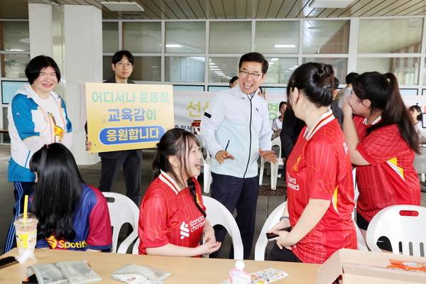 ▲ 윤건영 충북도교육감이 지난 5월 16일 오송고 체육대회에서 학생들을 격려하는 모습.