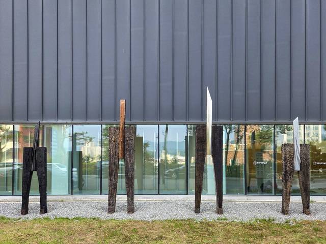 ▲ 정현 작가의 야외조각 전시 전경. /청주시 제공