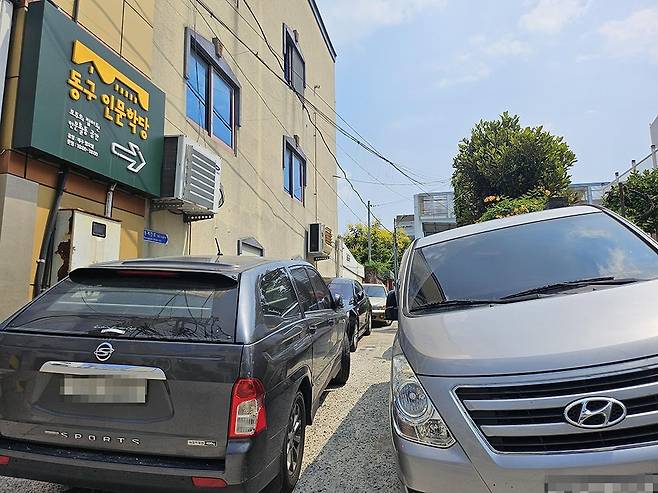 8일 오후 동구 인문학당 인근. 인문학당 통행로인 골목에 차들이 주차돼 있어 방문객들이 불편을 호소하고 있다./안재영 기자