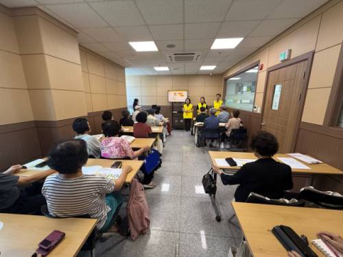 ◇춘천남부노인복지관(관장:김소영)이 복지관 회원을 대상으로 ‘찾아가는 시니어 디지털 스쿨’을 매주 화요일 오전 10시에 운영한다고 8일 밝혔다. 사진=춘천남부노인복지관 제공