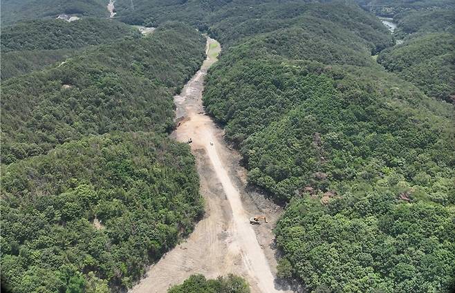 울산 울주군은 삼동면 하잠리 일대 축구장 7개 규모에 달하는 불법 개발행위를 저지른 업자 A씨를 경찰에 고발했다. 사진은 A씨가 불법행위를 한 곳으로 산 사이 골짜기에 흐르는 하천을 메우고 불법 성토를 해 도로를 조성했다. 울주군 제공&nbsp;