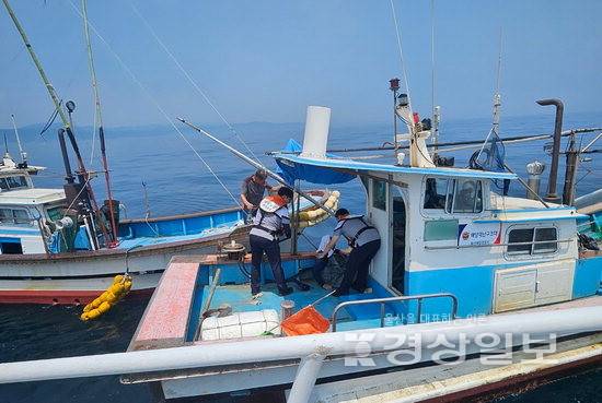 ▲ 7일 울산 동구 주전해상에서 어선 선장이 탈수증세로 거동을 하지 못해 출동한 해경에 의해 응급조치됐다. 울산해경 제공