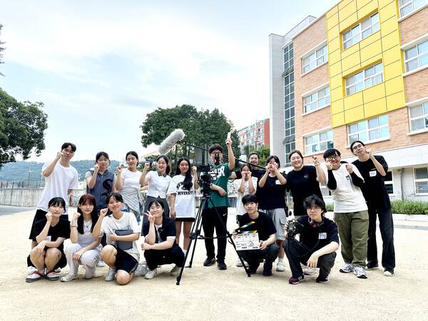 경남 청소년 영화 동아리 씨네틴과 이들을 지도하는 영화사 미디어랩 독감경보 구성원들이 기념 사진을 찍고 있다. /백솔빈 기자