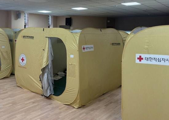 산불 이재민들은 대한적십자 구호 텐트에 거주하며 힘든 시간을 보냈다.&nbsp;