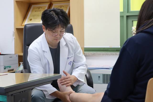 부산의료원 정형외과 서한얼 진료과장은 “아이들이 여러 근육들을 조화롭게 잘 사용하고 있는지 확인해볼 필요가 있다”며 “가볍게라도 집에서 스트레칭으로 지친 근육들을 풀어주는 습관을 가지도록 하는 게 좋다”고 조언했다. 서 과장이 진료하는 모습. 부산의료원 제공