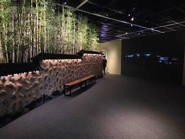 전시실 입구는 범어사로 들어가는 담처럼 만들었다. 김효정 기자