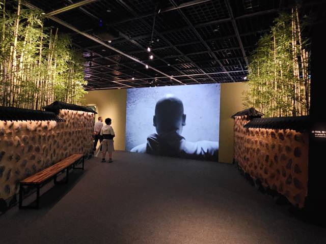 담을 따라 들어가면 프랑스 유명 작가 장 줄리앙 푸스의 범어사 영상 작품이 강렬하게 다가온다. 김효정 기자