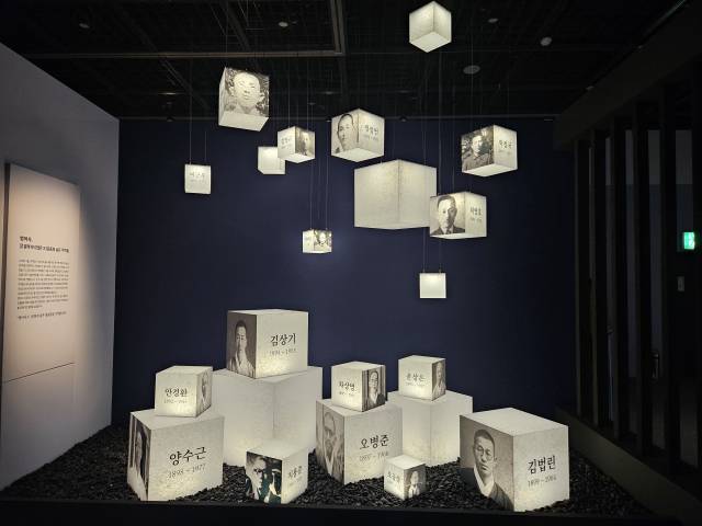 부산의 독립운동가들 이름과 흑백 사진을 담은 설치 작품. 김효정 기자