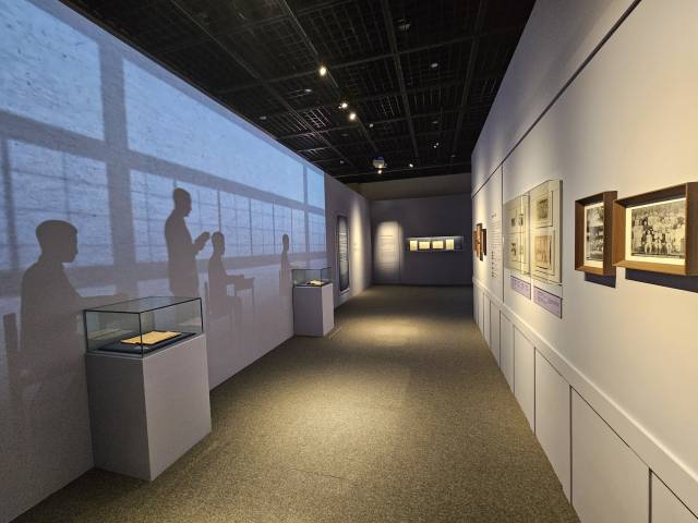 범어사가 세운 교육 기관에서 공부하는 영상과 실제 졸업생들 공부하는 모습의 사진들. 김효정기자