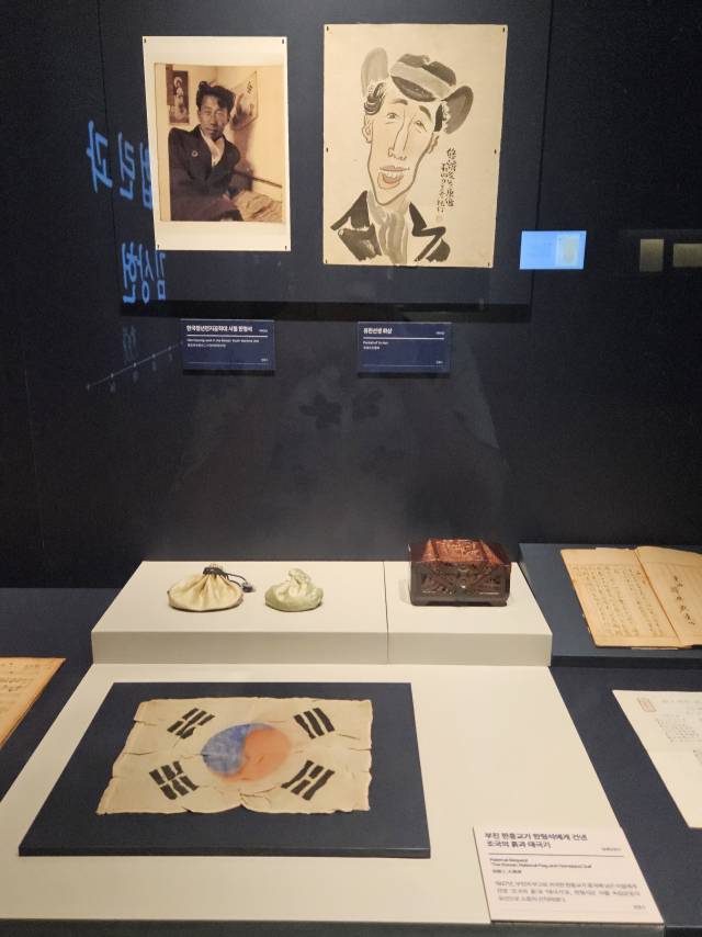 음악과 공연으로 독립운동을 했던 한형석 선생의 사진과 태극기. 김효정 기자