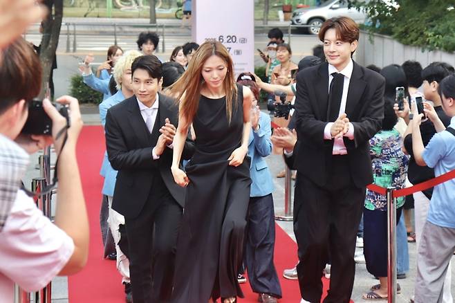 지난 7일 대구오페라하우스 앞 야외광장에서 열린 제19회 DIMF 어워즈 레드카펫 행사에서 쇼뮤지컬 '드림하이' 팀이 입장하고 있다. 왼쪽부터 뮤지컬 배우 김다현, 선예, 세븐. 정수민기자 jsmean@yeongnam.com