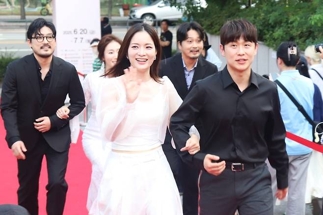 지난 7일 대구오페라하우스 앞 야외광장에서 열린 제19회 DIMF 어워즈 레드카펫 행사에서 뮤지컬 '설공찬'팀이 입장하고 있다. 정수민기자 jsmean@yeongnam.com