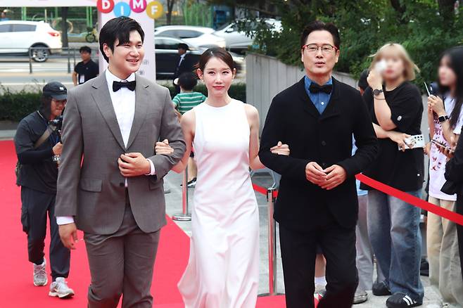 지난 7일 대구오페라하우스 앞 야외광장에서 열린 제19회 DIMF 어워즈 레드카펫 행사에서 뮤지컬 '히든러브'팀이 입장하고 있다. 왼쪽부터 배우 김효성, 최서연, 남경주. 정수민기자 jsmean@yeongnam.com