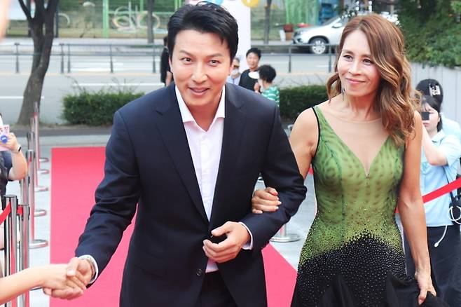 지난 7일 대구오페라하우스 앞 야외광장에서 열린 제19회 DIMF 어워즈 레드카펫 행사에서 뮤지컬 배우 박건형(왼쪽)과 최정원이 입장하고 있다. 정수민기자 jsmean@yeongnam.com