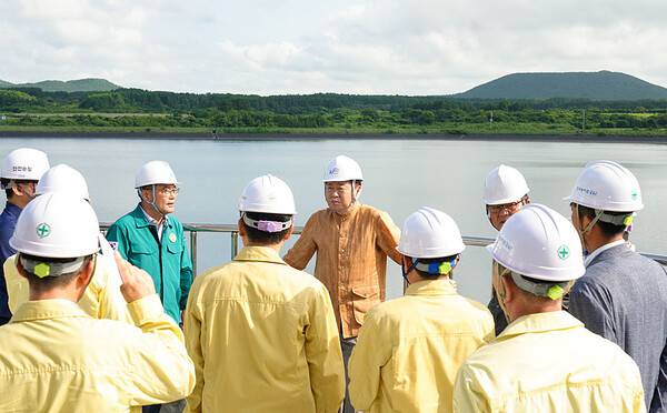 성읍저수지를 방문한 오영훈 지사. ⓒ헤드라인제주