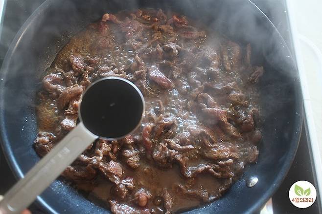 소고기를 볶다가 양념을 더한 모습