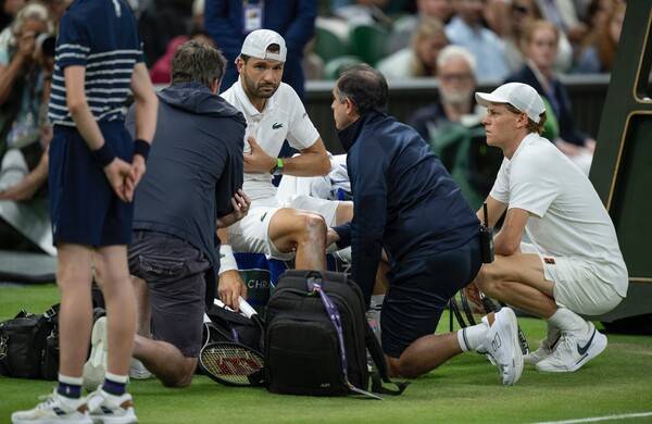 고통스러워하는 디미트로프와 걱정스럽게 지켜보는 야닉 시너(사진=윔블던 SNS)