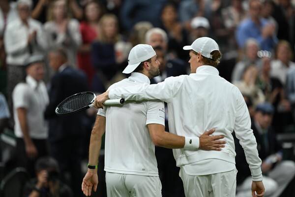 디미트로프와 시너의 스포츠맨십(사진=윔블던 SNS)