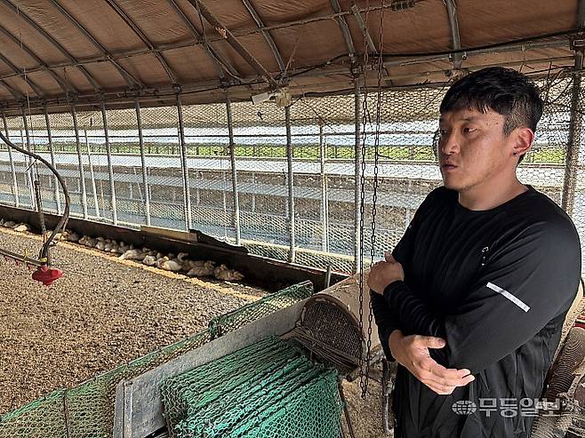 8일 오후 영암 신북면 월지리 한 오리농가에서 농장주 김배홍씨가 인터뷰하고 있다.