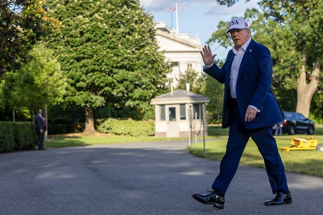도널드 트럼프 미국 대통령이 6일(현지시간) 워싱턴 백악관을 걸어들어오고 있다. (사진=게티이미지)