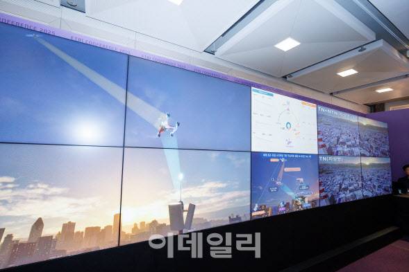 ETRI 연구진이 지난 ETRI 컨퍼런스 2025 전시장에서 지상-위성 통합 6G 초공간 통신 기술을 시연하고 있다