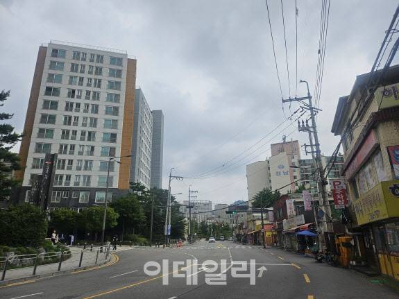7일 찾은 서울 서대문구 북아현뉴타운 일대. 왼쪽은 정비 사업이 끝난 북아현1구역. 오른쪽은 재개발이 이뤄지지 않은 북아현2·3구역. (사진=김형환 기자)