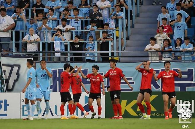 '2025 하나은행 코리아컵' 8강 대구전에서 세리머니를 펼치는 강원 선수단