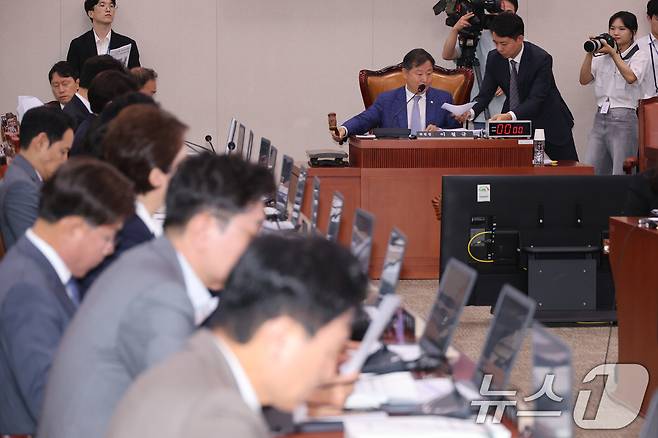 이철규 국회 산업통상자원중소벤처기업위원회 위원장이 4일 오전 서울 여의도 국회에서 열린 제426회국회(임시회) 제2차 전체회의에서 의사봉을 두드리고 있다. 산자위는 오는 15일 한성숙 중소벤처기업부 장관 후보자 인사청문회를 실시하기로 했다. 2025.7.4/뉴스1 ⓒ News1 안은나 기자