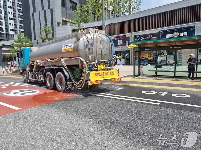 폭염 대응 살수차량 (계룡시 제공.재판매 및 DB금지)/뉴스1