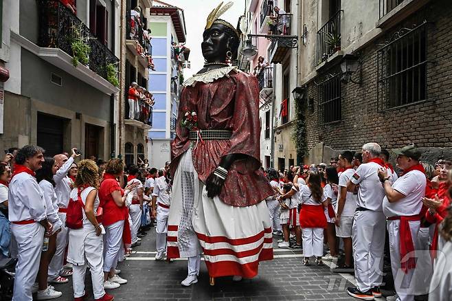 7일(현지시간) 스페인 팜프로나에서 열린 산 페르민 축제에서 거대 조형물이 행진에 참여하고 있다. ⓒ AFP=뉴스1