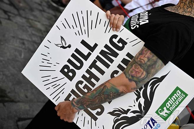 5일(현지시간) 스페인 팜프로나에서 열릴 산 페르민 축제를 앞두고 동물보호단체 활동가들이 투우 경기를 반대하는 시위를 하고 있다.ⓒ AFP=뉴스1 ⓒ AFP=뉴스1