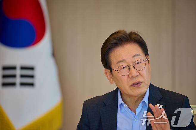 이재명 대통령이 7일 서울 용산 대통령실 청사에서 김민석 신임 국무총리와 오찬 회동에서 발언하고 있다. (대통령실 제공. 재판매 및 DB 금지) 2025.7.7/뉴스1 ⓒ News1 허경 기자