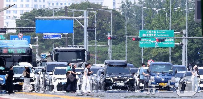 서울 기온이 37.1도까지 오르면서 근대적인 기상관측을 시작한 이래 7월 상순 기온으론 역대 최고치를 기록한 8일 서울 영등포구 여의도 일대 뜨겁게 달궈진 아스팔트 위로 아지랑이가 피어오르고 있다.   2025.7.8/뉴스1 ⓒ News1 김성진 기자