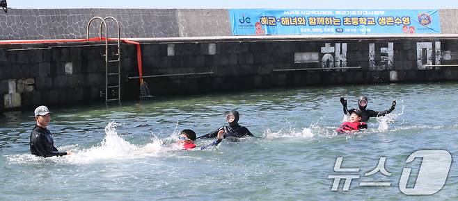 8일 오전 제주 서귀포시 법환어촌계 해녀체험장에서 강정초등학교 학생들이 해녀와 해군 해난구조대(SSU)로부터 '제주형 생존수영' 교육을 받고 있다. 2025.7.8/뉴스1 ⓒ News1 오현지 기자