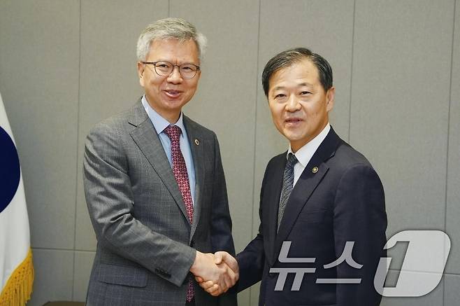 김택우 대한의사협회 회장이 8일 서울 용산구 대한의사협회에서 이형훈 보건복지부 제2차관과 기념 촬영을 하고 있다. (대한의사협회 제공. 재판매 및 DB 금지) 2025.7.8/뉴스1