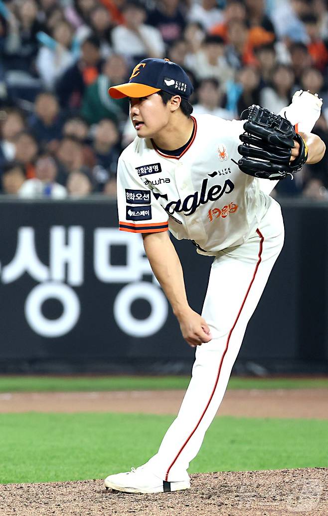 18일 대전 한화생명볼파크에서 열린 프로야구 '2025 신한 SOL 뱅크 KBO리그' 한화 이글스와 NC 다이노스 경기에서 한화 정우주가 6회 호투하며 더그아웃으로 들어오고 있다. 2025.4.18/뉴스1 ⓒ News1 김기남 기자