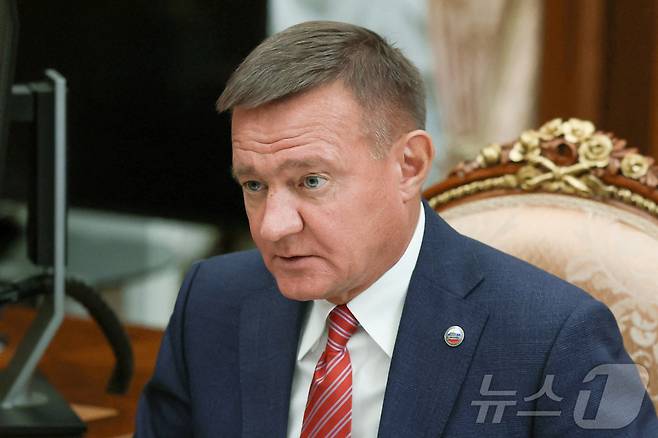 로만 스타로보이트 러시아 전 교통부 장관이 지난 1월 30일 모스크바에서 블라디미르 푸틴 러시아 대통령에게 보고하고 있다. 2025.1.30 ⓒ 로이터=뉴스1 ⓒ News1 강민경 기자