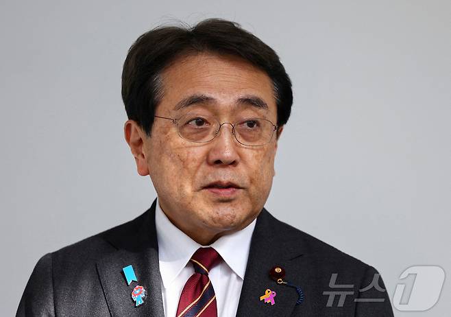 지난 4월 18일 도널드 트럼프 미국 행정부와의 관세협상을 이끌고 있는 아카자와 료세이 일본 경제재생상이 도쿄 하네다공항에 도착한 뒤 기자들의 질문에 답하고 있다. 2025.04.18 ⓒ 로이터=뉴스1 ⓒ News1 김지완 기자