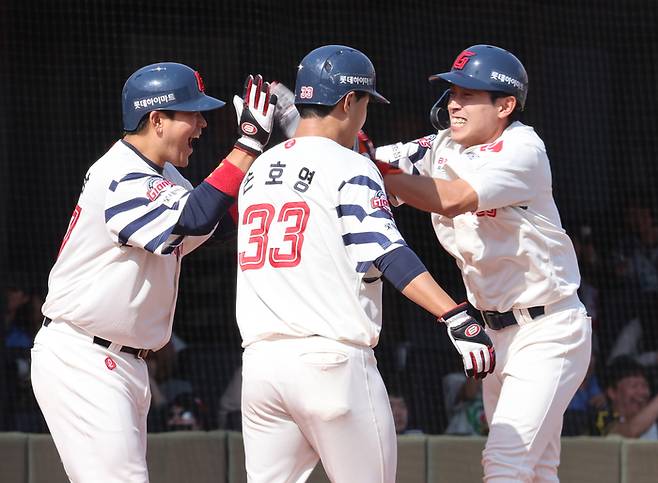 황성빈이 선수들과 하이파이브를 하고 있다. 사진 | 연합뉴스