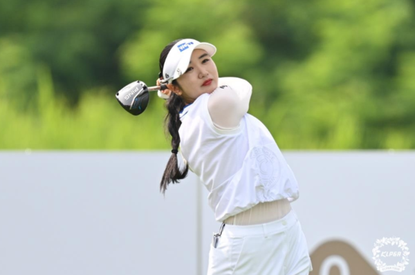 6일 박혜준이 인천 베어즈베스트 청라(파72·6천684야드)에서 열린 한국여자프로골프(KLPGA) 투어 제15회 롯데 오픈(총상금 12억원) 4라운드에서 버디 3개, 보기 1개를 합해 2언더파 70타를 치며 최종 합계 17언더파 271타로 노승희를 한 타 차로 제치고 우승 상금 2억1천600만원을 거머쥐었다. /사진=KLPGA