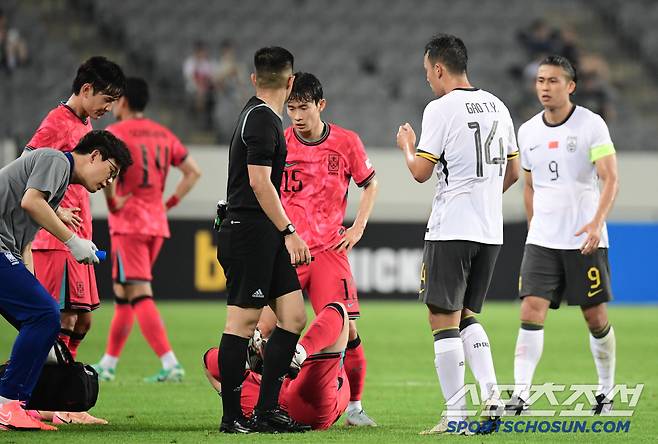 7일 축구대표팀이 용인미르스타디움에서 동아시안컵 중국과 첫 경기를 펼쳤다. 전반 이동경에게 거친 파울을 한 중국대표팀 가오텐이. 용인=송정헌 기자songs@sportschosun.com/2025.07.07/