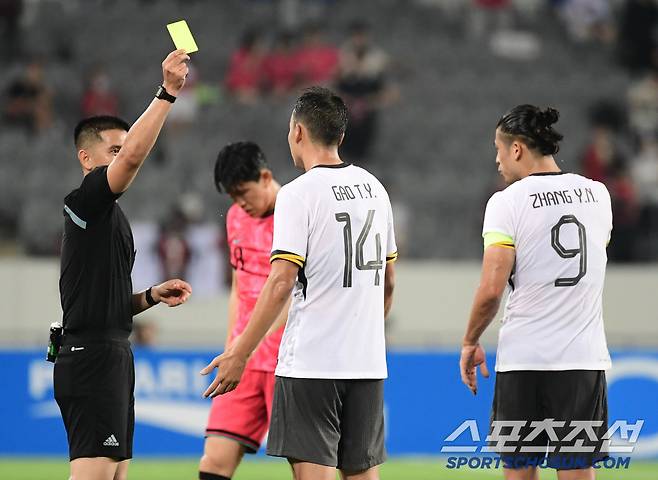 7일 축구대표팀이 용인미르스타디움에서 동아시안컵 중국과 첫 경기를 펼쳤다. 전반 이동경에게 거친 파울로 엘로우카드를 받고 있는 중국대표팀 가오텐이. 용인=송정헌 기자songs@sportschosun.com/2025.07.07/