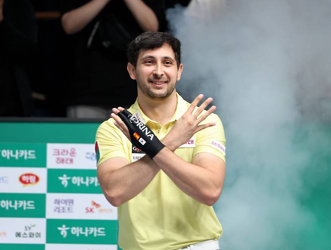 다비드 마르티네스가 7일 열린 PBA 결승에서 우승한 뒤 개인 통산 8회째 우승을 의미하는 손가락 8개를 들어보이며 기념 촬영을 하고 있다. 사진제공=PBA