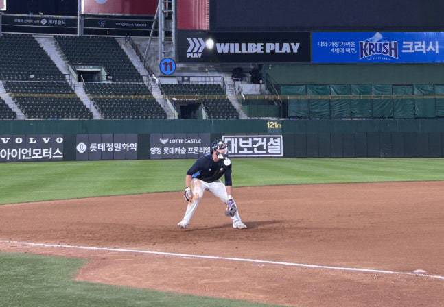 이주찬 포수마스크 펑고. 사진제공=롯데 자이언츠