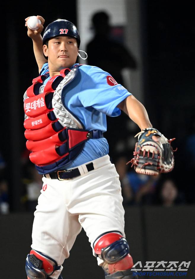 22일 부산 사직야구장에서 열린 삼성과 롯데의 경기, 롯데 포수 유강남이 수비를 하고 있다. 부산=허상욱 기자wook@sportschosun.com/2025.06.22/