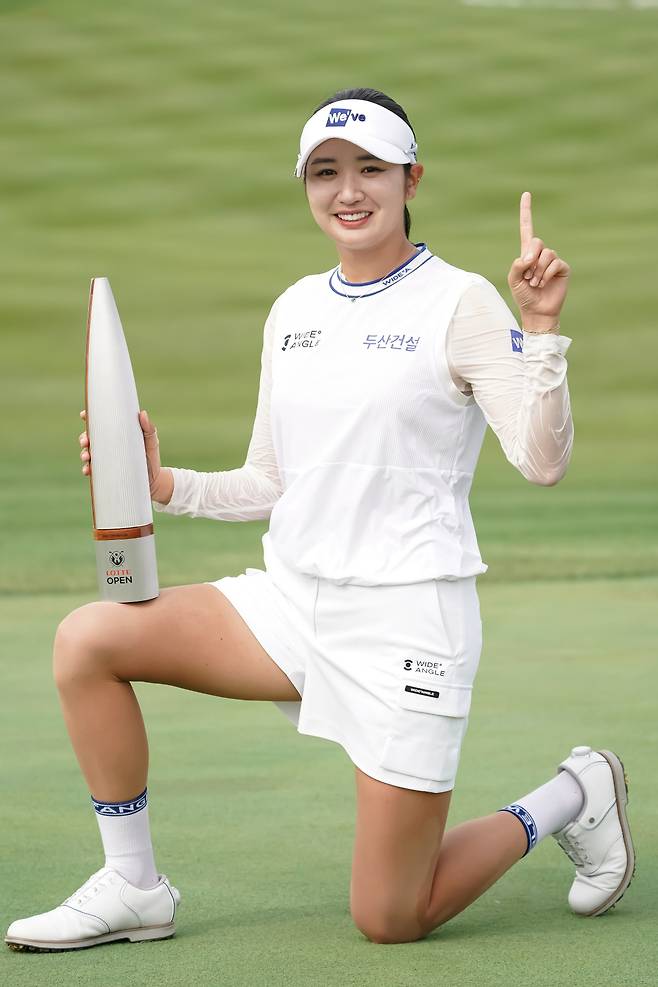 제15회 롯데 오픈 우승컵과 함께 포즈를 취한 박혜준